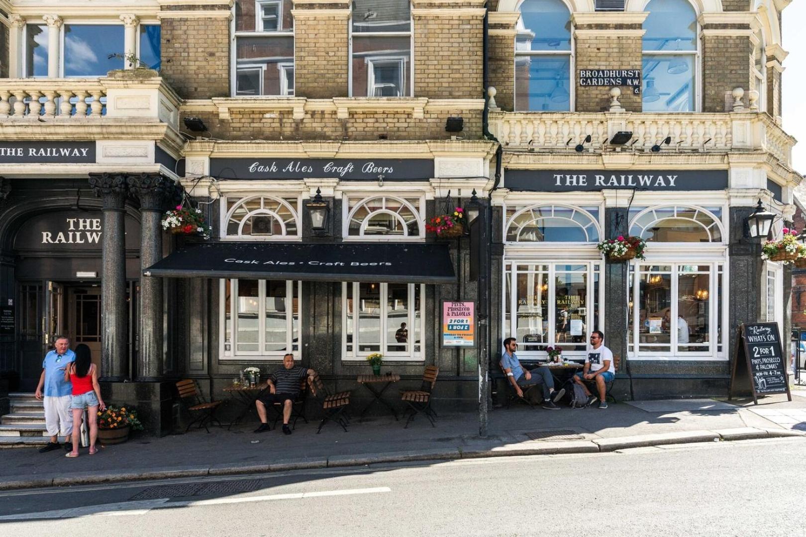 Fantastic 3 Bedroom Flat West Hampstead Londra Esterno foto
